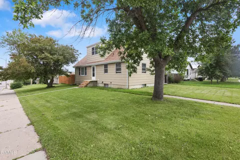 602 11th St E, Williston, ND 58801 photo 2