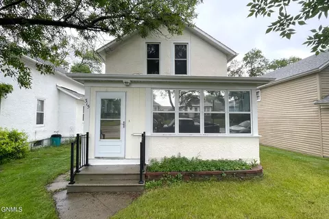 315 4th Ave SE, Jamestown, ND 58401