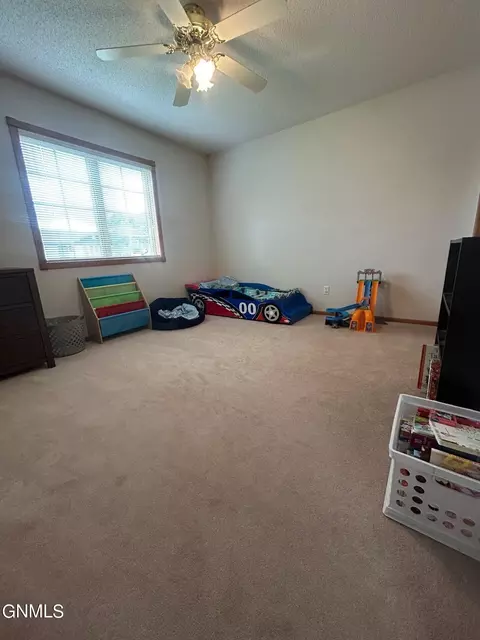 501 4th St SW, Bowman, ND 58623 photo 9