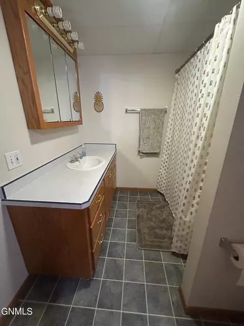 501 4th St SW, Bowman, ND 58623 photo 12