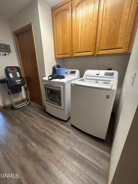501 4th St SW, Bowman, ND 58623 photo 5