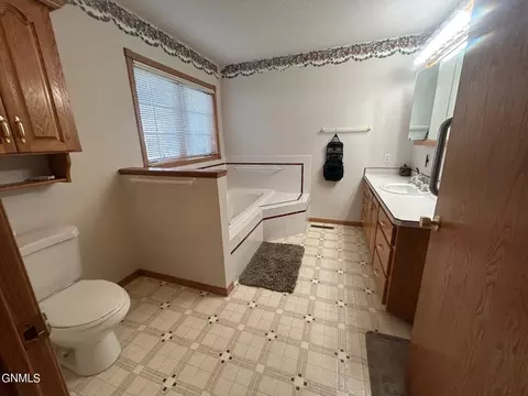 501 4th St SW, Bowman, ND 58623 photo 10