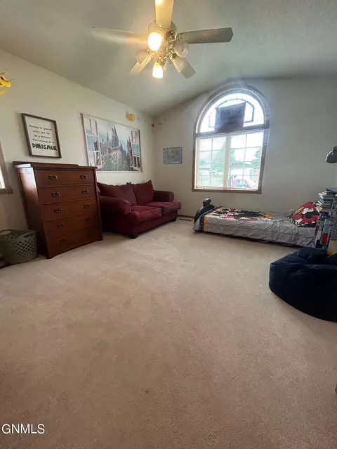 501 4th St SW, Bowman, ND 58623 photo 8