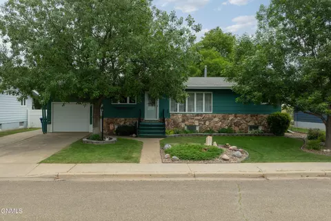 145 5th Ave SE, Dickinson, ND 58601