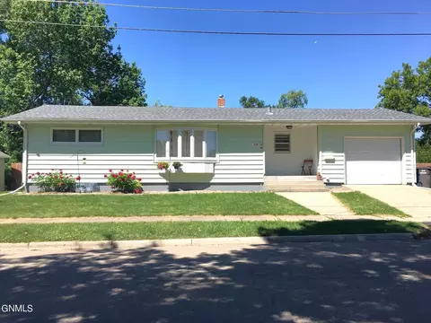 318 6th Ave SW, Jamestown, ND 58401