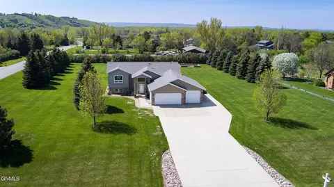 5677 Falconer Dr, Bismarck, ND 58504