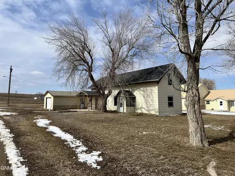 108 Clark Ave, Bainville, MT 59212