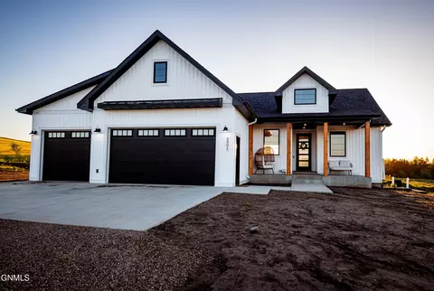 2901 Sage Ct, Watford City, ND 58854
