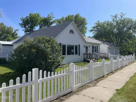 203 Central Ave, Crosby, ND 58730