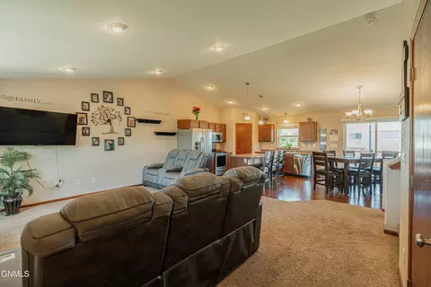 6140 Edgerly Ln, Lincoln, ND 58504 photo 6