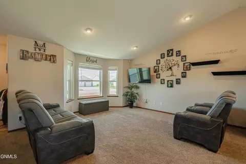 6140 Edgerly Ln, Lincoln, ND 58504 photo 3