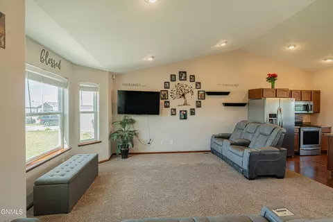 6140 Edgerly Ln, Lincoln, ND 58504 photo 7