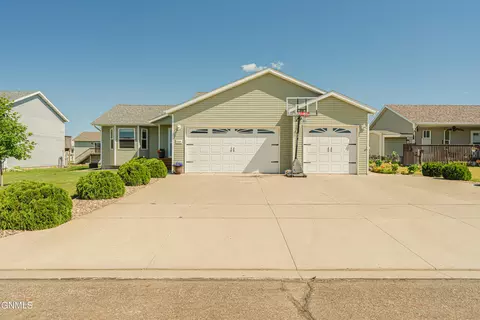 6140 Edgerly Ln, Lincoln, ND 58504