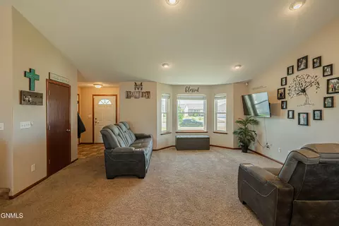 6140 Edgerly Ln, Lincoln, ND 58504 photo 8