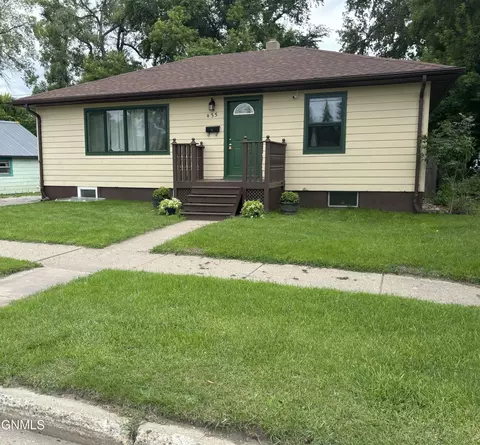 435 1st St W, Jamestown, ND 58401