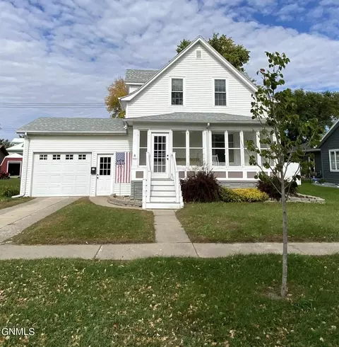 909 Main Ave, Oakes, ND 58474