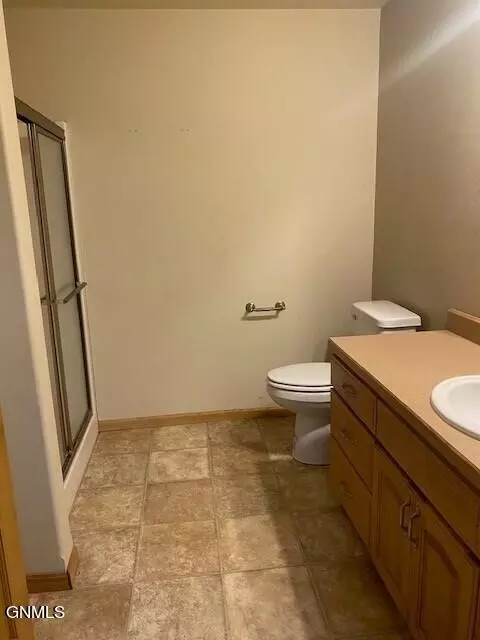 Bath - 1471 4th Ave E, Dickinson, ND 58601 photo 1 of 1