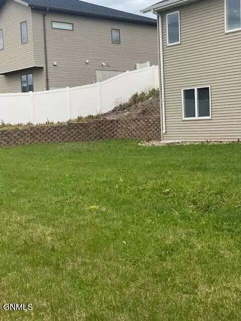Exterior - 1471 4th Ave E, Dickinson, ND 58601 photo 2 of 7