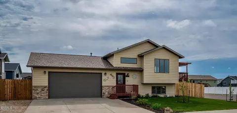 908 16th Ave E, Dickinson, ND 58601 photo 2