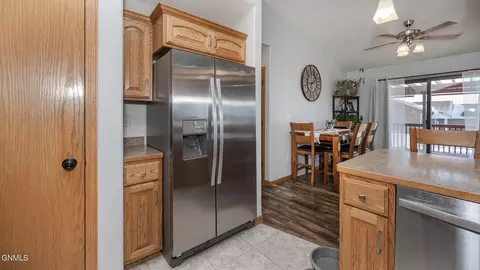 908 16th Ave E, Dickinson, ND 58601 photo 9