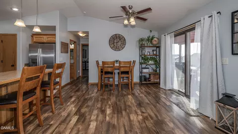 908 16th Ave E, Dickinson, ND 58601 photo 5
