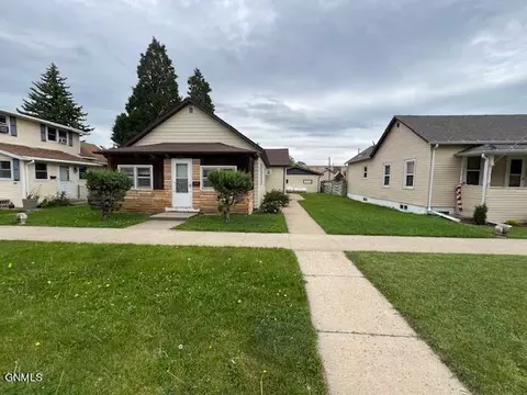 204 Collins Ave, Mandan, ND 58554
