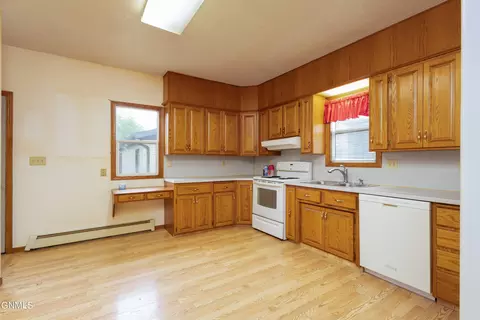 204 Collins Ave, Mandan, ND 58554 photo 2
