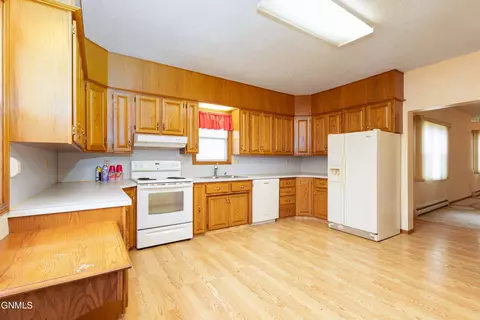 204 Collins Ave, Mandan, ND 58554 photo 3