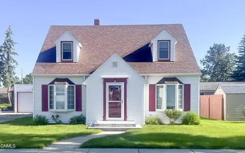 310 3rd St NE, Hazen, ND 58545