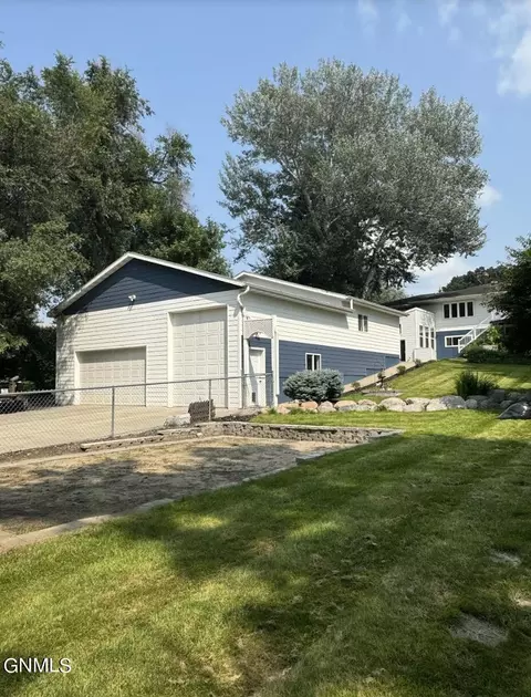 916 N Washington St, Bismarck, ND 58501