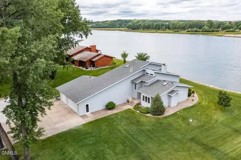2250 Harbor Dr, Bismarck, ND 58504