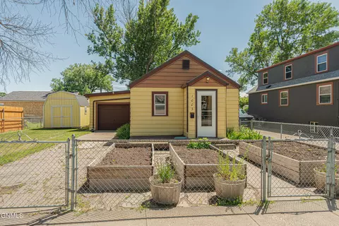 1003 4th St SW, Mandan, ND 58554
