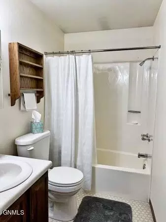 Bath - 1207 E Ridge Ct, Williston, ND 58801 photo 1 of 1