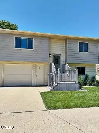 1207 E Ridge Ct, Williston, ND 58801