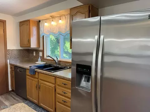 Kitchen - 2609 Skyway Ct, Williston, ND 58801 photo 4 of 5