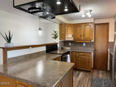 Kitchen - 2609 Skyway Ct, Williston, ND 58801 photo 2 of 5