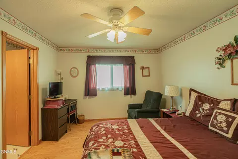 Bedroom - 2225 E Capitol Ave, Bismarck, ND 58501 photo 2 of 6