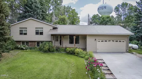 215 Yatsin Ave, Center, ND 58530