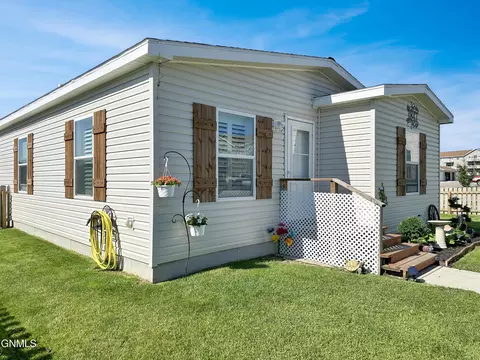 1843 31st St W, Williston, ND 58801 photo 4