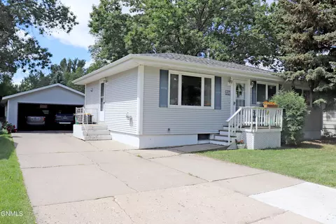 731 Albany Dr, Bismarck, ND 58504