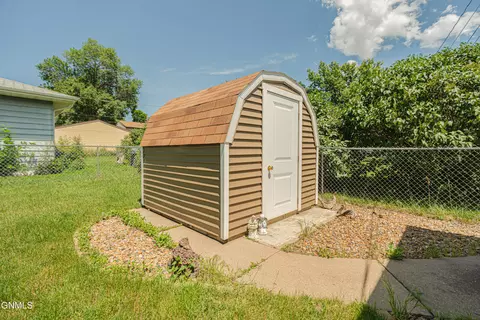 Exterior - 2202 E Rosser Ave, Bismarck, ND 58501 photo 9 of 11