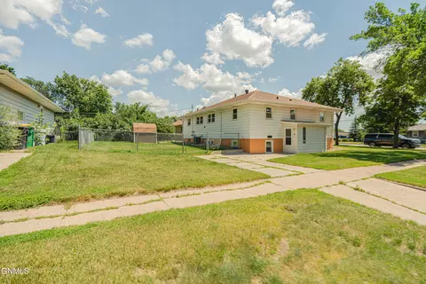 Exterior - 2202 E Rosser Ave, Bismarck, ND 58501 photo 6 of 11