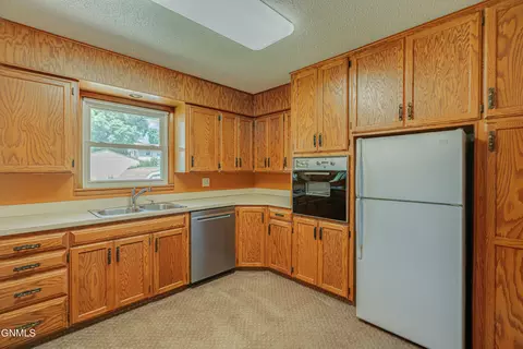 Kitchen - 2202 E Rosser Ave, Bismarck, ND 58501 photo 2 of 14