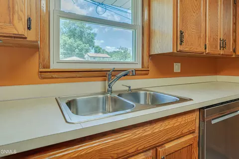 Kitchen - 2202 E Rosser Ave, Bismarck, ND 58501 photo 7 of 14