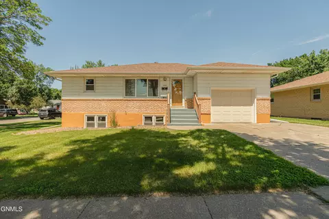 2202 E Rosser Ave, Bismarck, ND 58501
