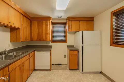 Kitchen - 2202 E Rosser Ave, Bismarck, ND 58501 photo 11 of 14