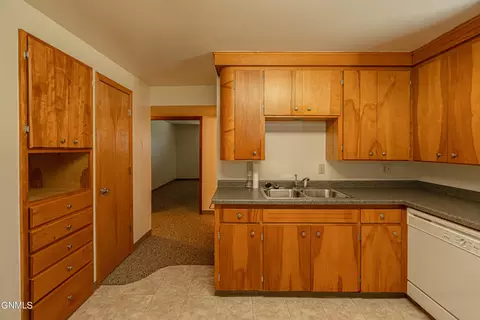 Kitchen - 2202 E Rosser Ave, Bismarck, ND 58501 photo 12 of 14