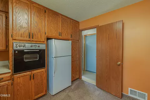 Kitchen - 2202 E Rosser Ave, Bismarck, ND 58501 photo 3 of 14