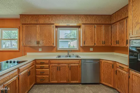 Kitchen - 2202 E Rosser Ave, Bismarck, ND 58501 photo 5 of 14
