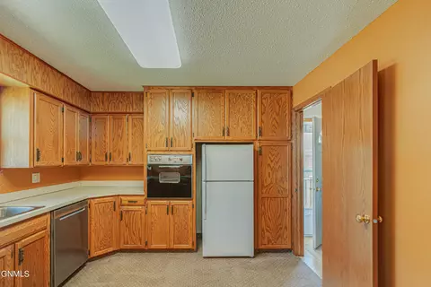 Kitchen - 2202 E Rosser Ave, Bismarck, ND 58501 photo 4 of 14